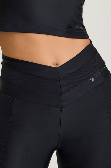 LEGGING ATLETIKA AFINA CINTURA COM RECORTES PRETA