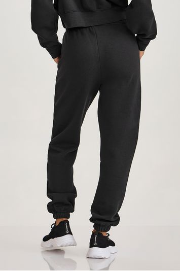 CALÇA MOLETOM COM BOLSOS PRETA