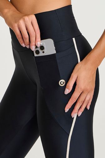 LEGGING ATLETIKA COM BOLSO LATERAL PRETO