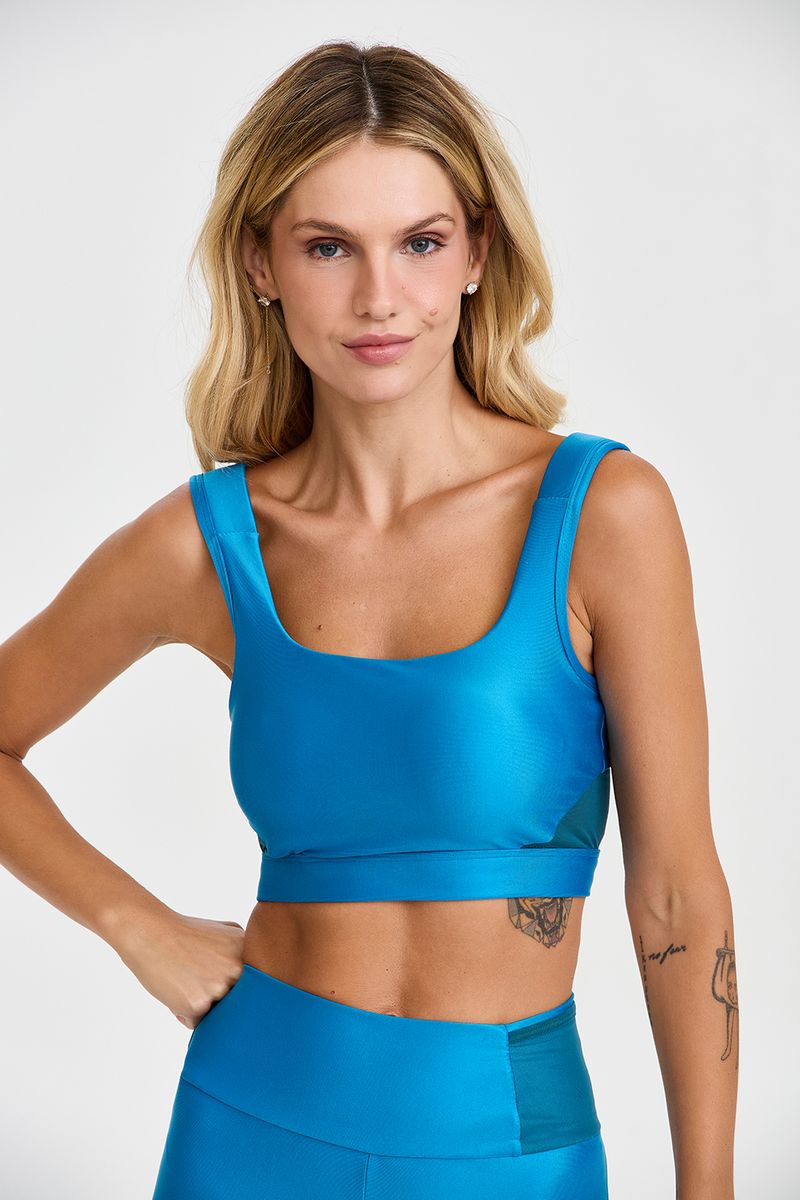 top-cropped-fitness-com-compressao-e-tecido-perolizado-azul-foco-frente_01.jpg