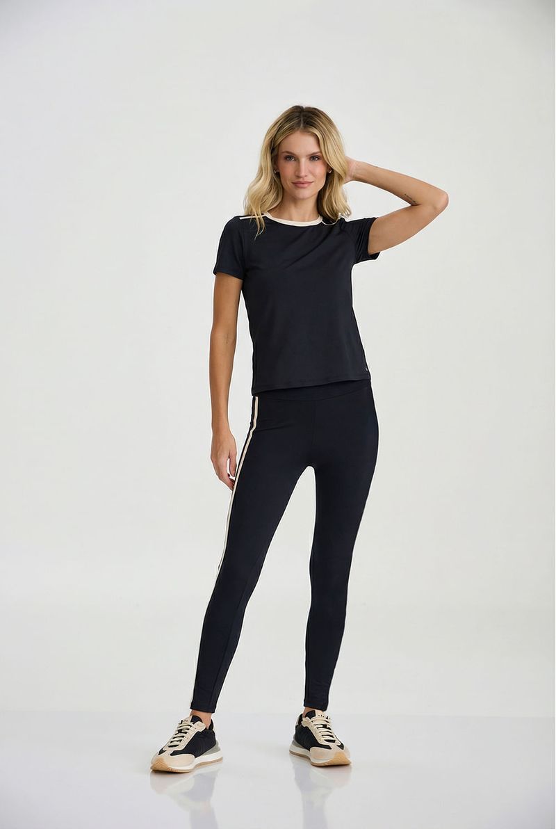 blusa-esportiva-em-tecido-leve-com-proteçao-solar-preta-frente_01.jpg