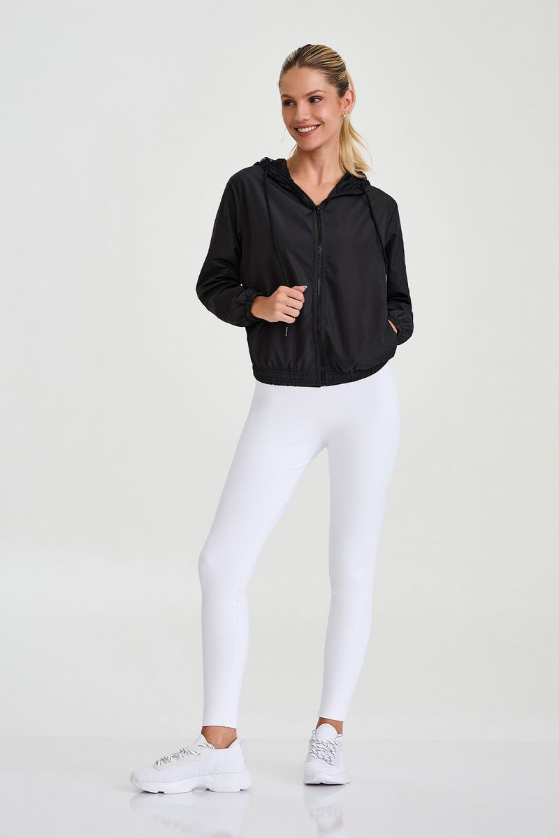 corta-vento-com-bolsos-preto-frente-fechado_05.jpg