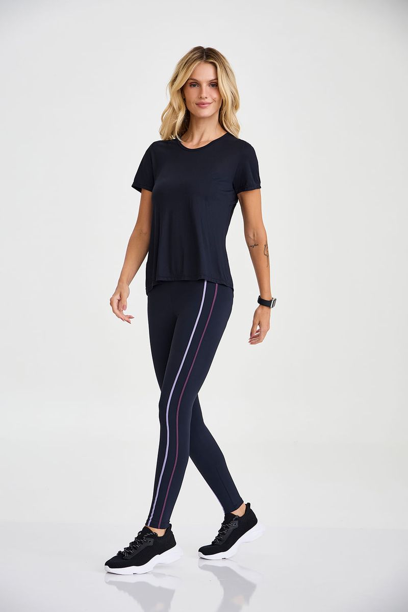 blusa-esportiva-tecido-leve-preta-frente _01.jpg