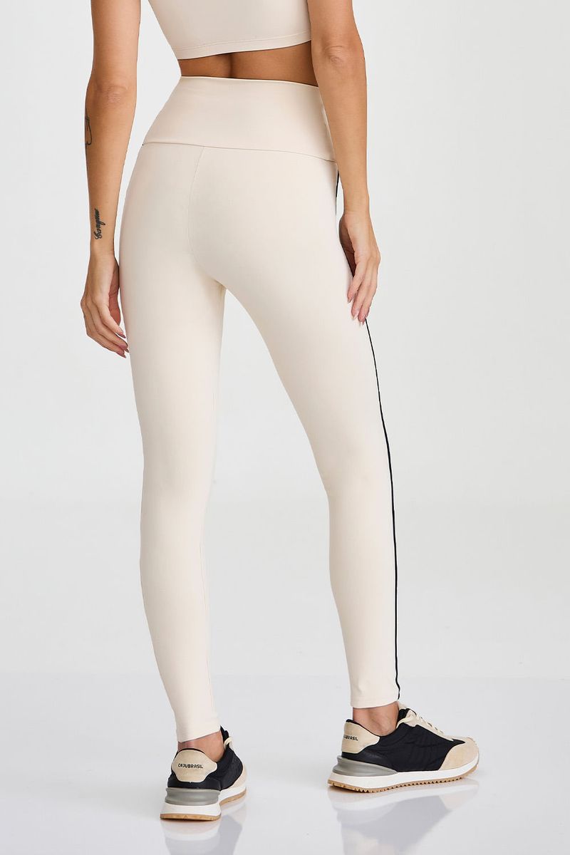 legging-fitness-com-compressao-e-bolsos-off-white-foco-costas_03.jpg
