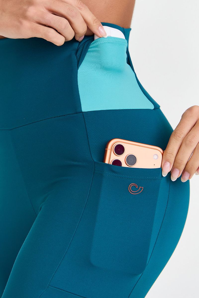 legging-fitness-com-compressao-e-bolsos-verde-detalhe-bolso_05.jpg