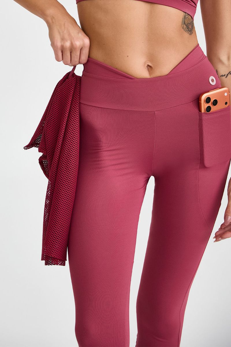 legging-fitness-com-cos-alto-e-bolso-vinho-detalhe-frente_05.jpg