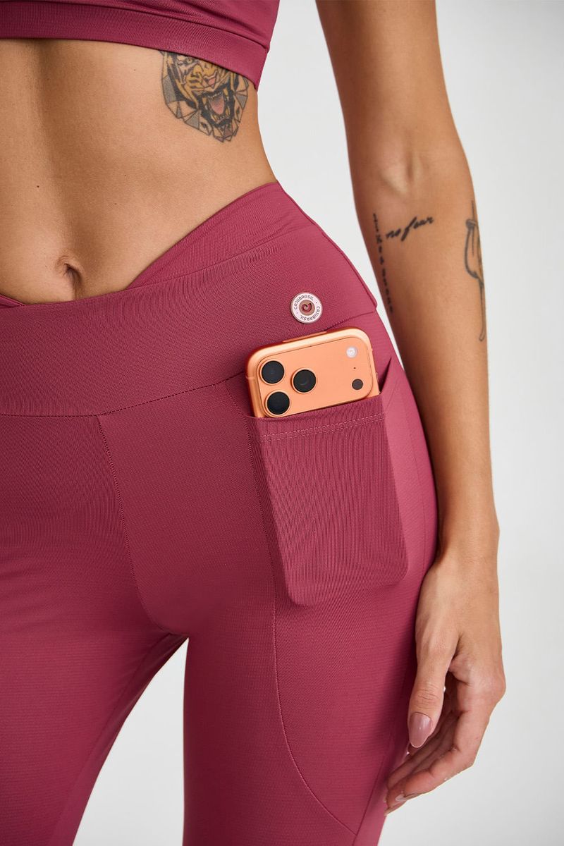 legging-fitness-com-cos-alto-e-bolso-vinho-detalhe-bolso_04.jpg