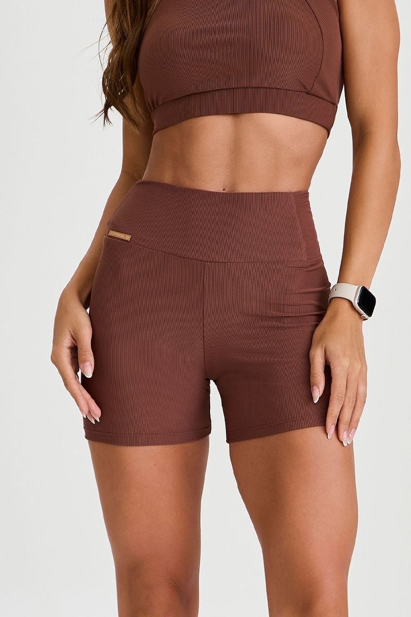 short-fitness-canelado-com-compressao-e-bolso-no-cos-marrom-foco-frente_01.jpg