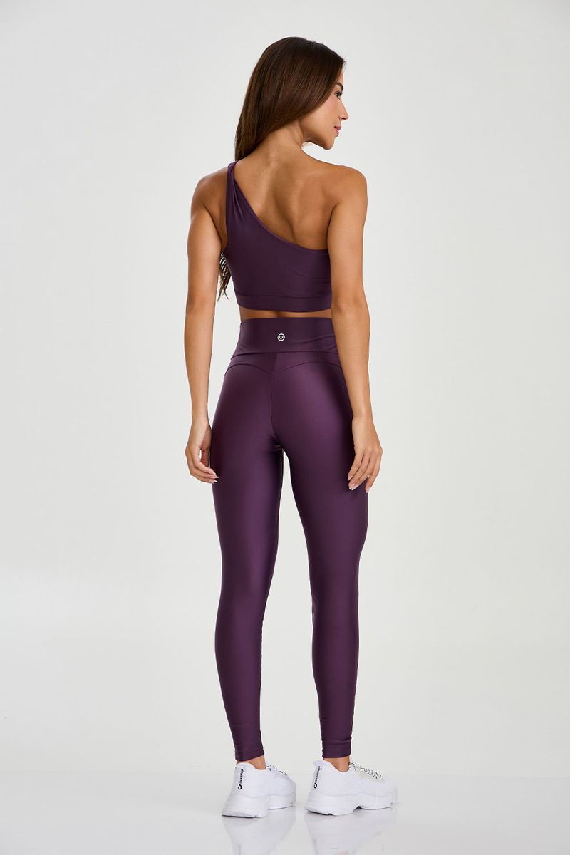 legging-fitness-em-tecido-com-brilho-compressao-muscular-e-empina-bumbum-roxa-costas_06.jpg