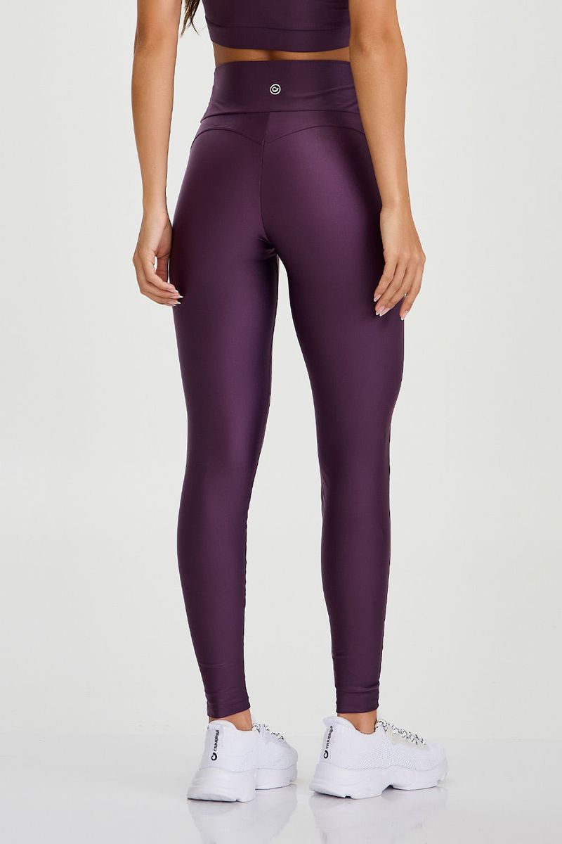 legging-fitness-em-tecido-com-brilho-compressao-muscular-e-empina-bumbum-roxa-foco-costas_02.jpg