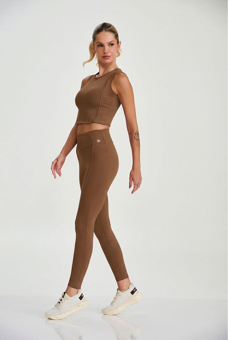cropped-fitness-com-alta-compressao-e-proteçao-solar-marrom-lateral_03.jpg