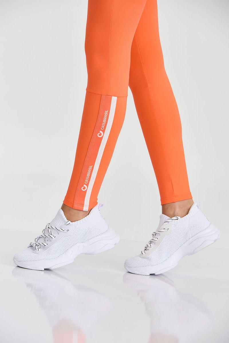 legging-fitness-com-compressao-e-bolso-no-cos-laranja-detalhe-pernas_05.jpg